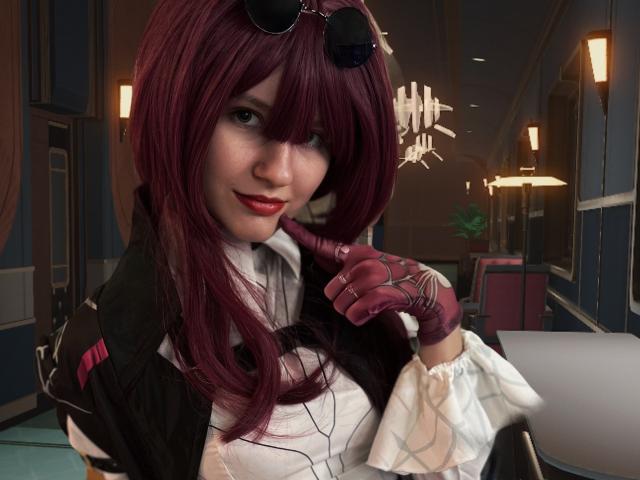Opera digitale di LinaVeritas, che fa cosplay con lunghi capelli rosso scuro, occhiali da sole neri in testa, una camicia bianca con inserti neri. schema delle crepe, giacca nera, guanti rossi, sorriso seducente, ambiente interno scarsamente illuminato.