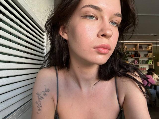 NgaKrahn ha la pelle chiara, gli occhi azzurri e i capelli neri e ondulati. Indossa una canottiera grigia con spalline sottili, che mostra un tatuaggio sulla spalla sinistra. Le sue labbra rosa e piene sono leggermente dischiuse..
