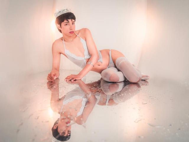 EvaLuci, mulher asiática, cabelo preto curto, lingerie branca, meias até a coxa, tiara, sentada em uma superfície refletora. pernas abertas, pênis visível, tensão sexual, luz forte de fundo, reflexos brilhantes, pose sedutora..