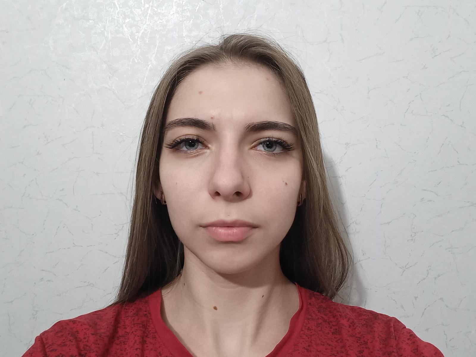 TelmaKabina ha la pelle chiara, lunghi capelli castani, occhi azzurri e un'espressione neutra. Indossa una camicia rossa con un motivo discreto. Il suo seno è piccolo..
