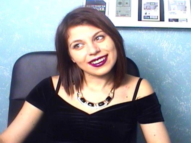SophiaGreens - online chat sexy with a European Young and sexy lady 