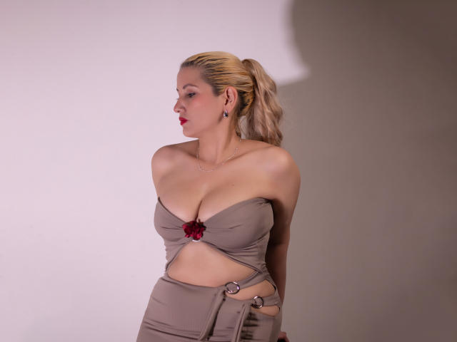 GiuliaAddams - Live Sex Cam - 29072867