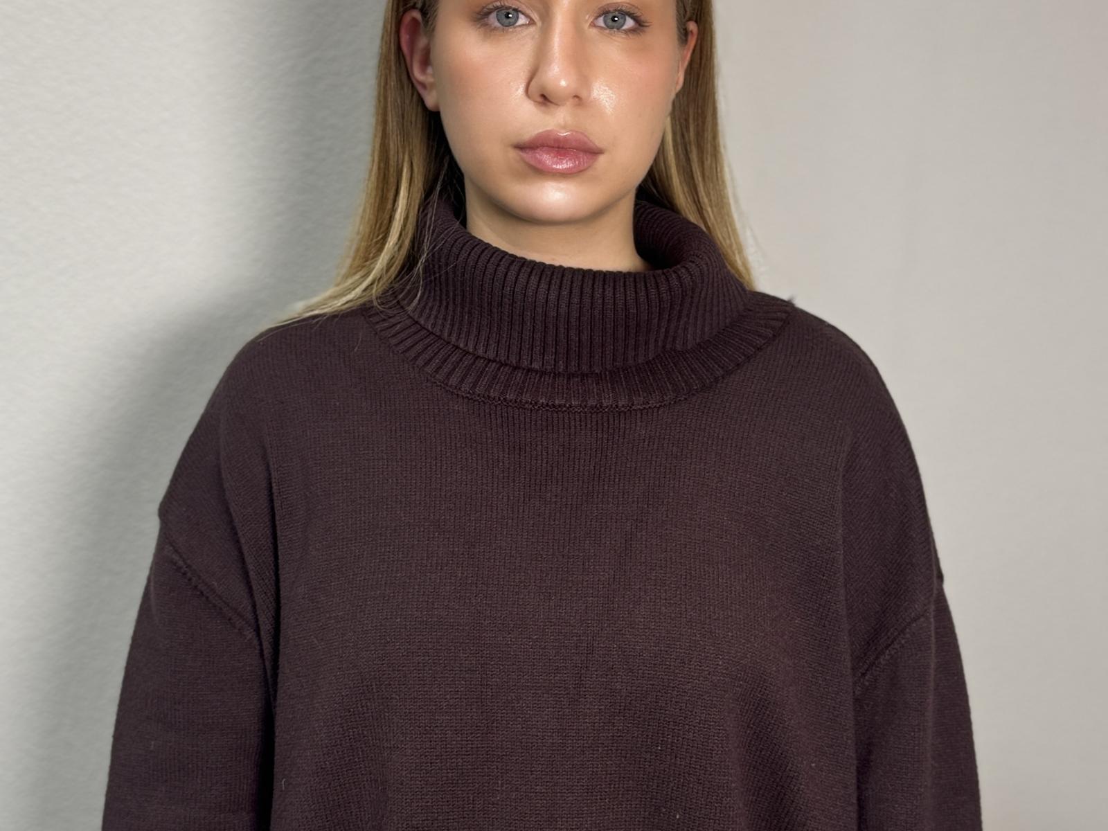 Foto van EnaStidam, blond, met een zwarte coltrui, neutrale uitdrukking, lichte make-up, licht opgestoken haar. lippen, neutrale achtergrond, zacht licht, subtiele schaduw, informeel, gefocust op het bovenlichaam, lichte spanning..