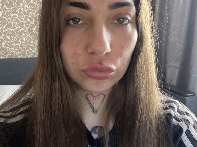 OdeliaFrauenfelder ha i capelli castani, gli occhi verdi e un tatuaggio a forma di cuore sotto il mento, con un pugnale. Ha le labbra rosa leggermente arricciate e indossa una camicia a righe nere e bianche..