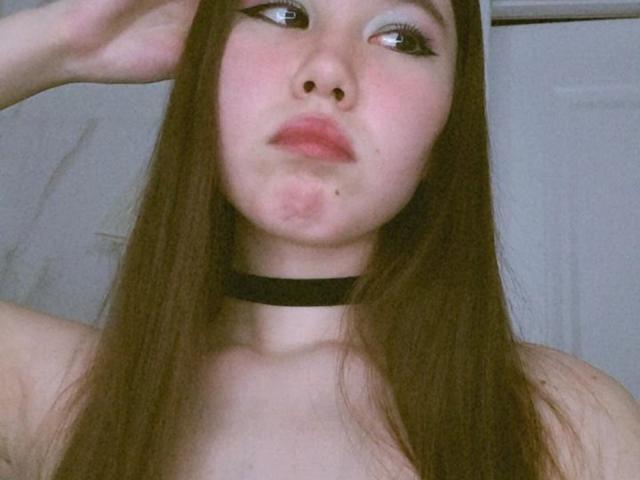 EmelineLattig - Live Sex Cam - 29090321