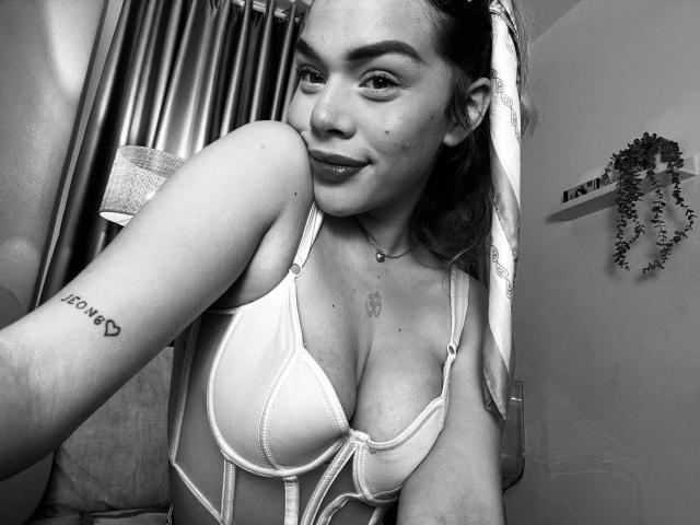 EmmaRiveraa - Live porn &amp; sex cam - 29091317