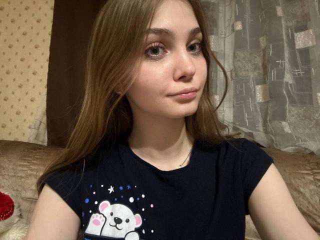 Fotografia di Calista Swiatek, giovane donna con lunghi capelli castani, che indossa una maglietta nera con un orso bianco e delle stelle. Ha un'espressione seducente, un trucco leggero e un'illuminazione soffusa..