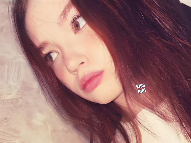 Foto em close-up de FarahCantre, com pele clara e cabelos longos e castanho-escuros. Ela olha diretamente para a câmera, com os lábios levemente entreabertos e rosados. "Lis is Big" (Lis é Grande) como marca d'água no lado direito. Incrivelmente atraente..