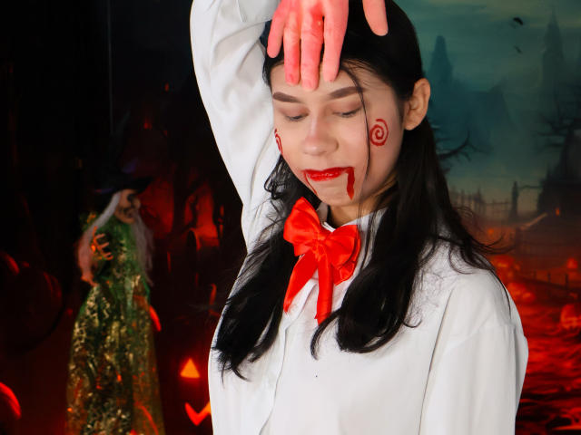 Opera digitale raffigurante ZoeWinfrey con lunghi capelli neri, una camicia bianca, un fiocco rosso e sangue sul viso. Mano sulla fronte, occhi chiusi. Sfondo scuro, rosso fuoco, figura sfocata. Tensione erotica.