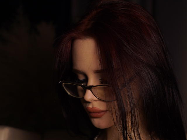 AleneNghiem ha i capelli rosso scuro, porta gli occhiali e ha un leggero sorriso, con lo sguardo basso, in una luce fioca. Il suo viso è delicato e indossa un rossetto rosa..