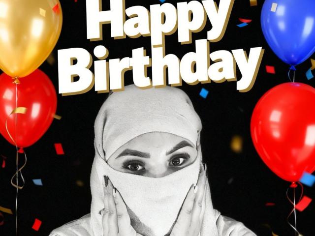 Illustration en noir et blanc de MalakCote, portant un masque et un foulard, les mains sur les joues, entourée de couleurs. ballons (rouges, bleus, jaunes). Texte "Joyeux anniversaire" en lettres blanches et en gras..