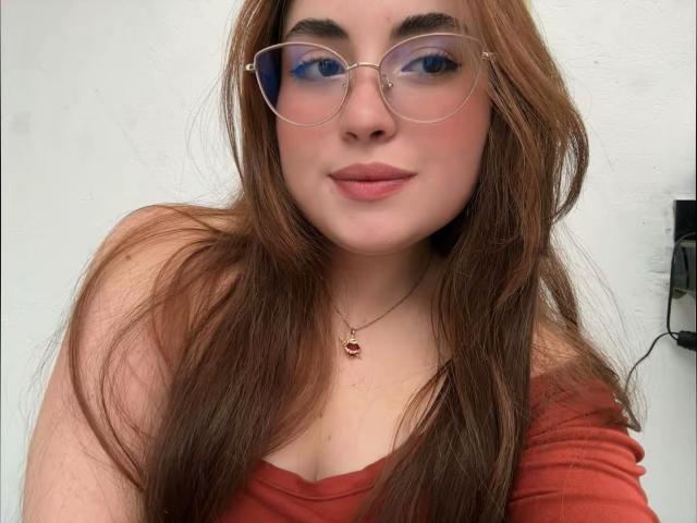 VicluX a de longs cheveux bruns, porte des lunettes transparentes et un haut rouge. Elle a un sourire discret, une peau claire et un petit pendentif rouge. Extrêmement attirant, avec une légère touche de sensualité..