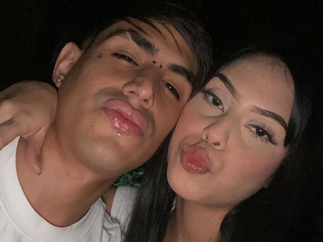 PleasurDeep, un homme aux cheveux foncés, avec des piercings au nez et à la lèvre, se tient à côté de PleasurDeep, une femme aux cheveux noirs, avec des piercings au nez et des tatouages..