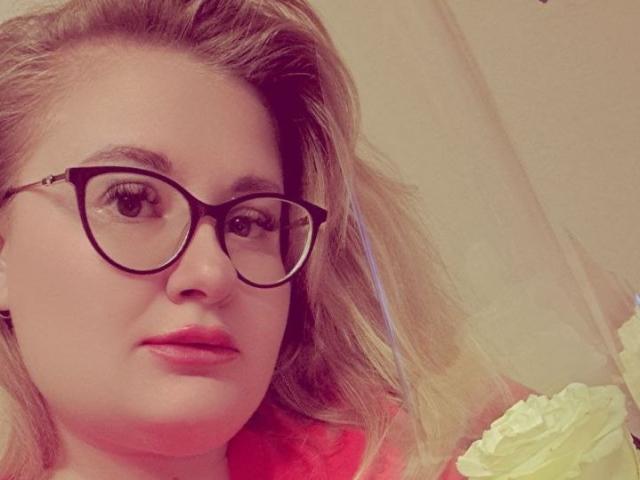 Grafica in stile schermo piatto con un logo "L" maiuscolo, rosso e ben definito, posizionato al centro dell'immagine. La "L" è spessa e leggermente inclinata, con un'ombra sottile per dare profondità. Design semplice e pulito..