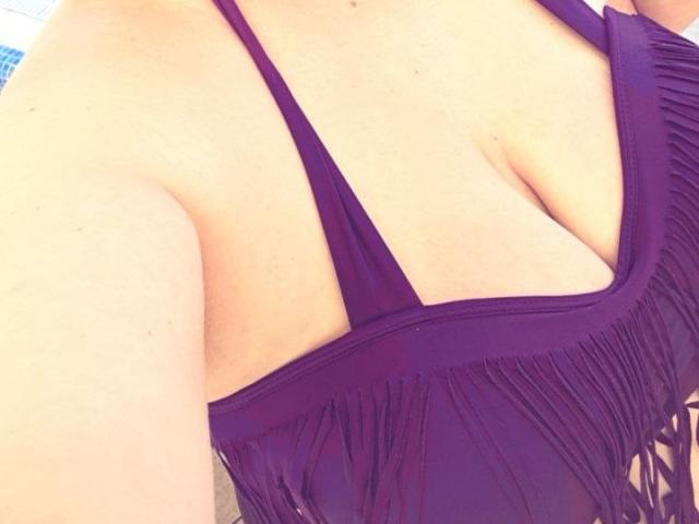 Dettaglio di un design minimalista e moderno, con quattro elementi piatti, bianchi e rosa, simili a carta, sovrapposti. Linee semplici e pulite con sfumature di colore delicate. RadaRori non è presente in questa immagine..