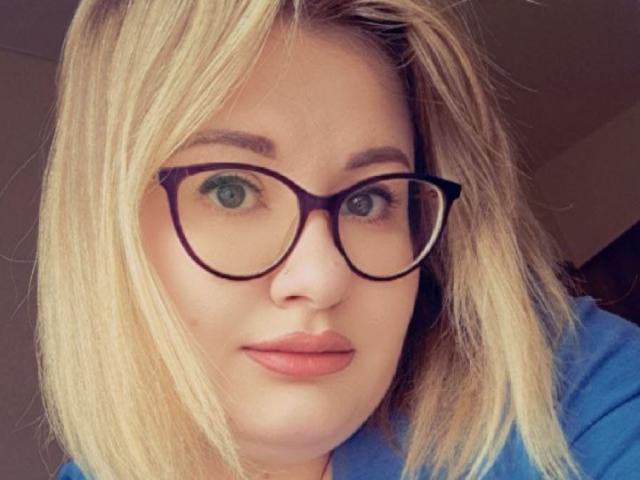 Un design plat et stylisé avec une grande lettre "A" en gras au centre. La lettre est d'une couleur foncée avec un remplissage intérieur plus clair. Simple et minimaliste..