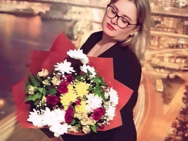 Illustration numérique d'un design stylisé et plat, avec des lignes nettes et audacieuses. RadaRori n'est pas présent. Les objets principaux comprennent deux grands drapeaux qui se chevauchent, aux couleurs rouge, blanc et vert..