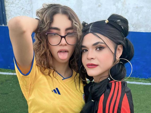 PowerofThree con cabello castaño rizado, gafas y lengua afuera, vistiendo una camiseta de fútbol amarilla. PowerofThree con cabello negro, lápiz labial rojo y aros grandes, vistiendo una camiseta de fútbol negra y roja..