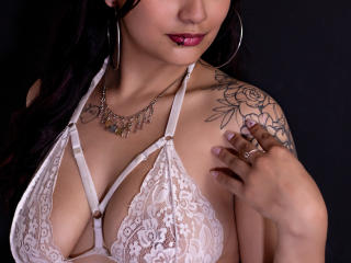 Lásd a MilaSalazarX teljes profilját