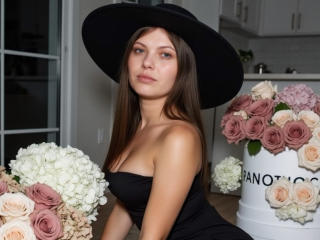 LiiaWow's Model Profile