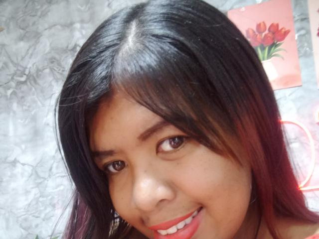 MariahSquirting69 ha i capelli castano scuro, lisci con riflessi rossi, ed è sorridente con rossetto rosso, occhi marroni e un trucco leggero. I suoi piccoli seni sono parzialmente visibili..