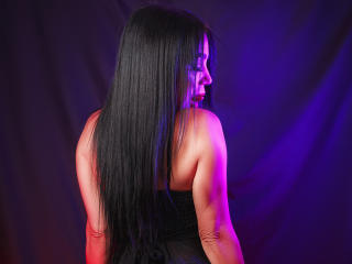 انظر إلى الملف المفصل لـ HelenHard