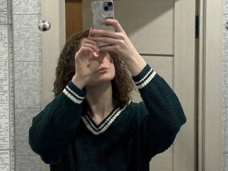 См. подробные сведения о модели AlyssaVilliard