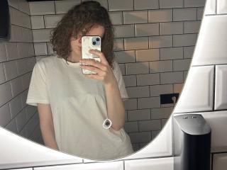 См. подробные сведения о модели AlyssaVilliard