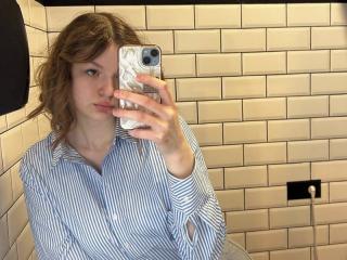 См. подробные сведения о модели AlyssaVilliard