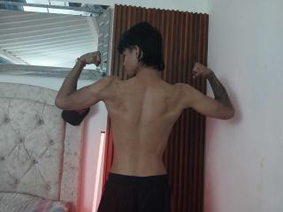 Lásd a SexlyMan teljes profilját