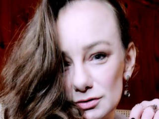 См. подробные сведения о модели JulieSqualor