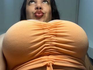 См. подробные сведения о модели AndreaBusty