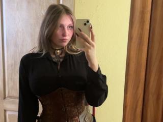 См. подробные сведения о модели MelinaBoye