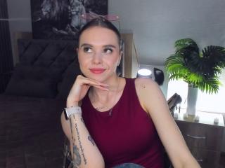 См. подробные сведения о модели EmelyHailey