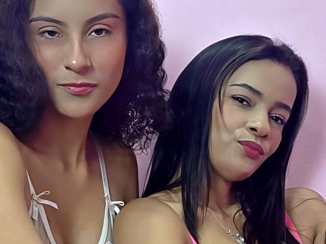 FarianaLola, avec ses cheveux noirs bouclés et son rouge à lèvres rose, et FarianaLola, avec ses cheveux noirs lisses et son rouge à lèvres rose, toutes deux montrant leurs seins dans un selfie..