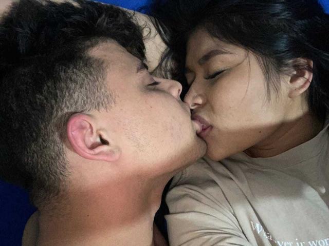 JenniDamian, con i capelli castani corti e la pelle chiara, sta baciando JenniDamian, che ha i capelli scuri e la pelle chiara, mentre la lingua di JenniDamian è nella bocca di JenniDamian..