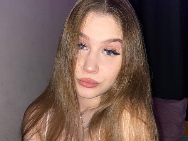 Camelia Korman tiene el pelo largo y castaño, ojos azules y labios rosados y carnosos con pestañas gruesas. Lleva una blusa blanca y un collar de plata. Sus pechos son pequeños..