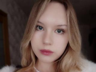 EllamaeRaugust's Model Profile