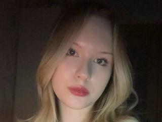 EllamaeRaugust's Model Profile