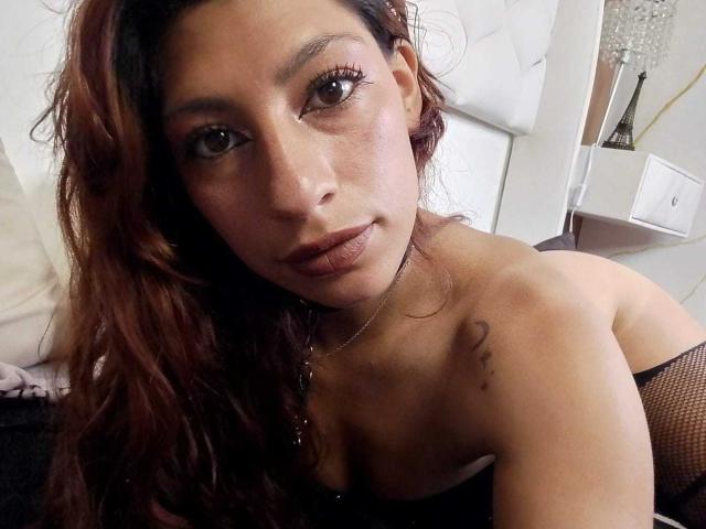 AlisonCold tiene ojos marrones, cabello ondulado de color castaño rojizo, y está sin ropa, mostrando pequeños senos y un tatuaje en su hombro derecho. Lleva medias de rejilla..