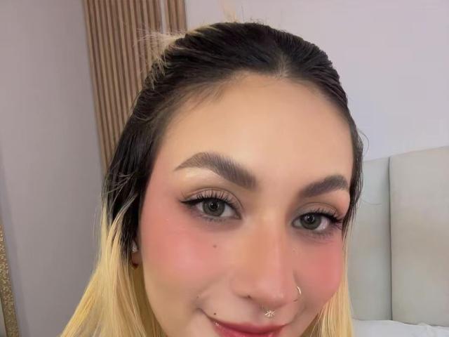 EmilyRobertts - Live porn &amp; sex cam - 29423033