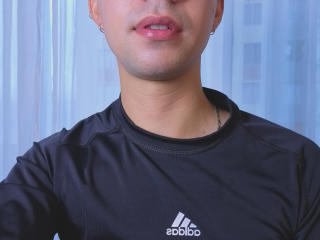 Voir la fiche détaillée de OliverHot69