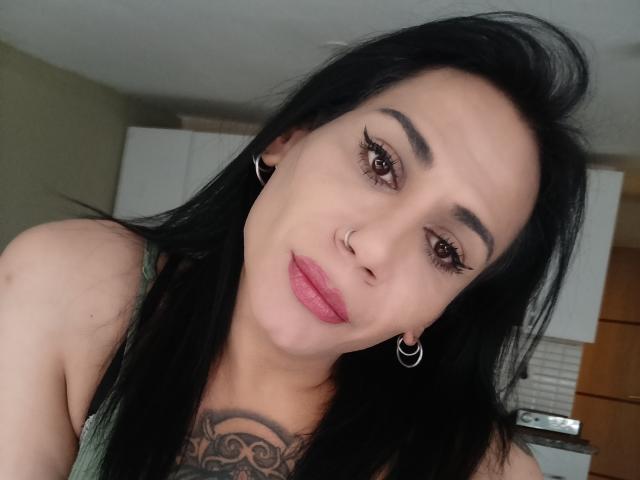 Sanem69 tiene el pelo negro, ojos marrones, lápiz labial rojo y un piercing en la nariz. Lleva aros grandes y tiene un tatuaje en el pecho. Sus senos son parcialmente visibles..
