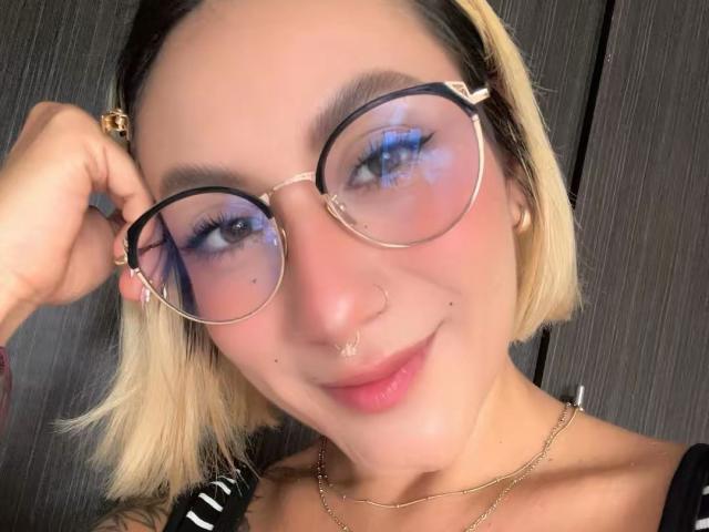 EmilyRobertts - Live porn &amp; sex cam - 29440349