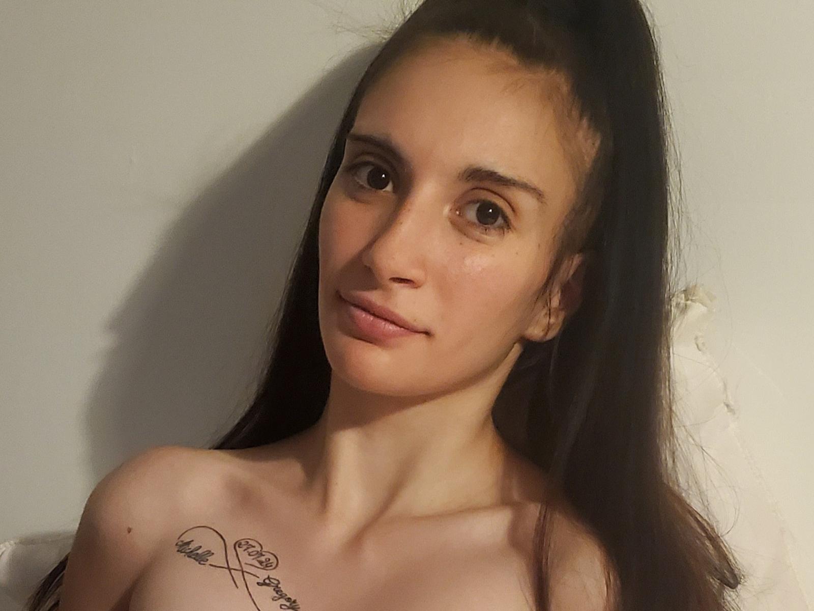 Michouux ha lunghi capelli castani raccolti in una coda alta, occhi marroni e un piccolo tatuaggio sul lato destro del petto. È senza top, con un seno discreto e un sorriso dolce..