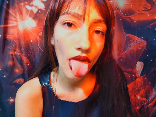 KiriamGomez - Live Sex Cam - 29525732