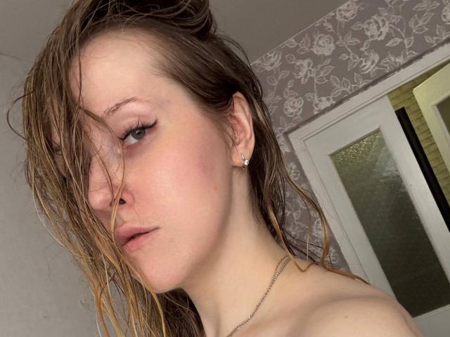 VivanGradney ha i capelli castano scuro, umidi e disordinati, che le coprono un occhio, un piercing al naso e un'espressione neutra. Indossa una collana d'argento e piccoli orecchini, e ha la pelle chiara..