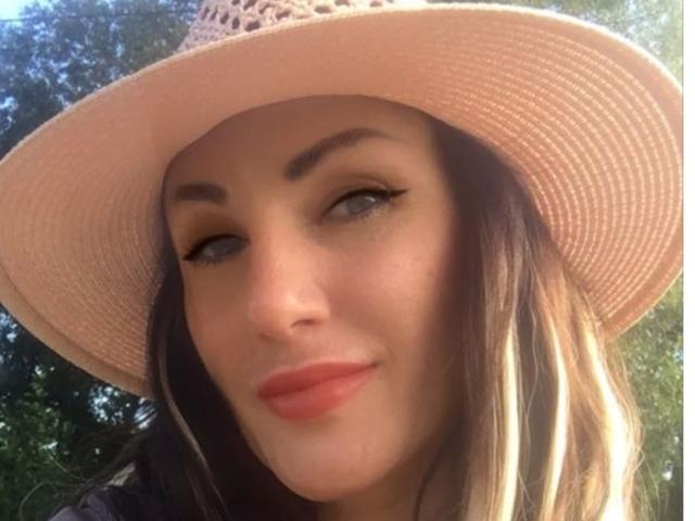 XMelanie: Una donna con un sorriso adorabile, che indossa un cappello da sole rosa, ha lunghi capelli castani ed è truccata con rossetto rosso, con un leggero rialzo sul suo sedere carino e formoso..