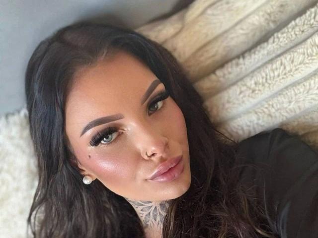 Josixx-hot heeft een bruine huid, donkerbruin golvend haar, groene ogen, dikke wenkbrauwen, lange wimpers, een kleine zwarte moedervlek op haar rechterwang en een tatoeage op haar nek..