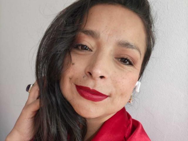 StangelarRivera ha la pelle marrone chiaro, i capelli neri, il rossetto rosso e gli auricolari bianchi. Sorride, indossa abiti rossi e si tiene i capelli. Ha delle piccole lentiggini sulla guancia sinistra..